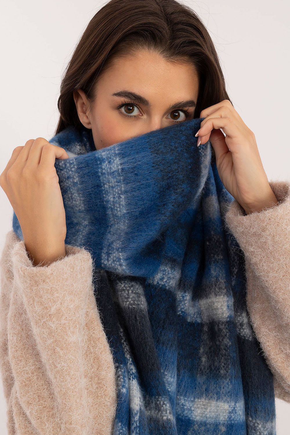 Shawl model 203172 AT